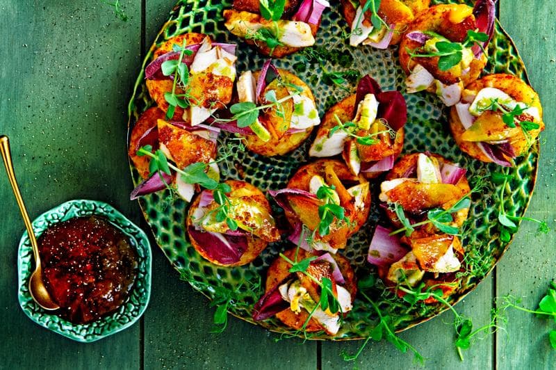 Recept image - Hash Browns with sticky mango, grilled chicken and chive oil