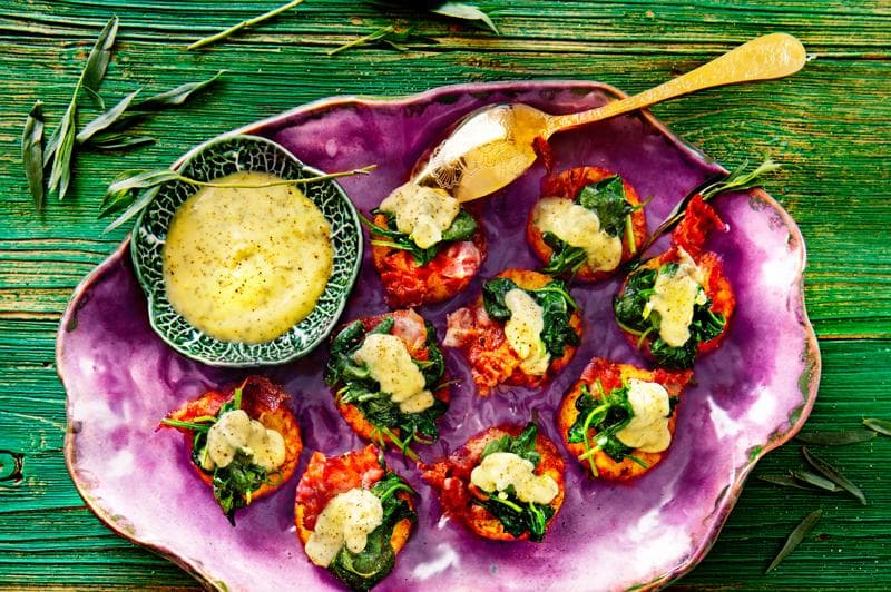 Recept image - Loaded Hash Browns with spinach, bacon and béarnaise sauce